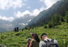 Record de turişti în Munţii Făgăraşului. Pe Valea Sâmbetei turiştii au format un şir indian