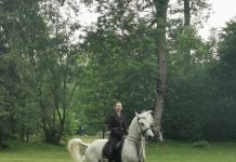 Foto şi VIDEO. Lipiţanii de la Herghelia Sâmbăta de Jos, admiraţi de Ministrul Mediului, Costel Alexa. Un spectacol deosebit pe terenul de dresaj