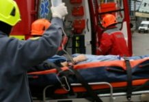 Şi-a tăiat gâtul cu un cuţit în faţa vecinilor. Femeia din Victoria a fost transportată la spital