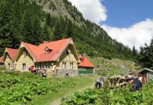 Pandemia distruge turismul montan din Munţii Făgăraşului. Turiştii străini şi-au anulat toate rezervările de la cabanele montane din masivul Făgăraş