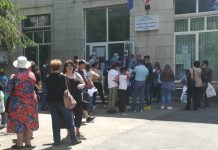 Înghesuială la Evidenţa Persoanei Făgăraş. Oamenii nu mai ţin cont nici de distanţare, nici de mască