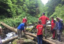 Foto. Salvamontiştii din Victoria repară podeţele de pe traseele din Munţii Făgăraşului. S-au început lucrările pe Valea Viştea Mare