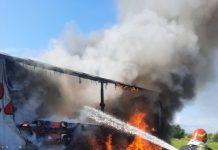 Foto şi video. TIR în flăcări pe DN1, la Sâmbăta de Jos