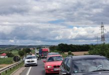 Se lucrează la DN1, iar tamponările au loc în lanţ. Două autoturisme s-au lovit, azi, pe podul de la Beclean