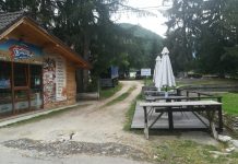 Foto. Terase şi magazine închise la Mănăstirea Brâncoveanu. Pelerinii au păstrat distanţa