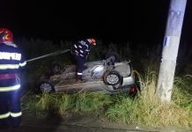 Foto. Accident rutier la Victoria cu o victimă. Maşina a rămas cu roţile în sus în afara carosabilului