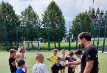 Foto. Iulian Popa antrenează copiii din oraşul său natal. ,,Voi forma noi fotbalişti la Victoria”