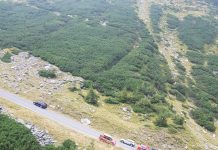 Foto. S-a răsturnat în prăpastie pe Transfăgărăşan