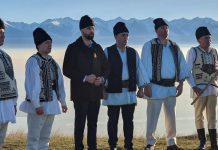 Foto şi Video. Dar de Ziua Naţională de la grupul ,,Fiii Făgărașului”. Înregistrările s-au realizat pe dealul Rucărului, în cea mai frumoasă panoramă a Ţării Făgăraşului
