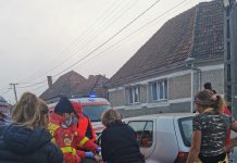 Accident grav la Rucăr. Victime sunt doi adolescenţi care au intrat cu bicicleta într-o maşină