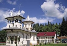 Sărbătoare la Mănăstirea Berivoi cu hramul ,,Sfântul Apostol Andrei”