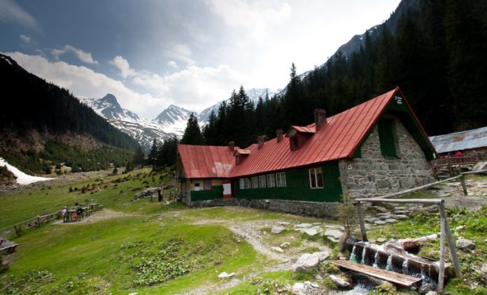 Cabana Sâmbata (Valea Sâmbetei) ?i Valea Sâmbetei, Mun?ii Fagara