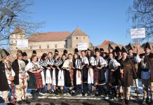 Satele din Ţara Făgăraşului par pustiite fără colindători. Colinde online cu ADI-Ţara Făgăraşului