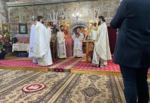 Foto. Slujbă arhierească la biserica din Calbor. PS Ilarion Făgărăşanul şi un grup de studenţi de la Teologie, prezenţi în mijlocul calborenilor