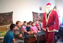 Foto şi VIDEO. Pompierii din Victoria, ajutoarele lui Moș Crăciun. Şase fraţi au primit daruri