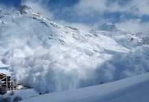 Avalanşe în Munţii Făgăraş. Doi schiori, prinşi într-o avalanşă, s-au salvat singuri