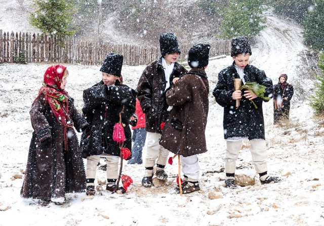 colindatori-carolers-romania-children-romanian-traditions