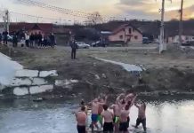 Foto și Video. Obiceiuri de Bobotează în Ţara Făgăraşului. Scăldatul în râu la Ucea de Sus, botezul la râu, la Beclean