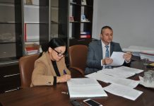 Primăria Beclean s-a transformat într-un copy center. Activitatea primăriei blocată de plângerile penale ale unor consilieri. ,,Ce părere aveţi oameni buni?” îi întreabă primarul pe cetăţenii comunei