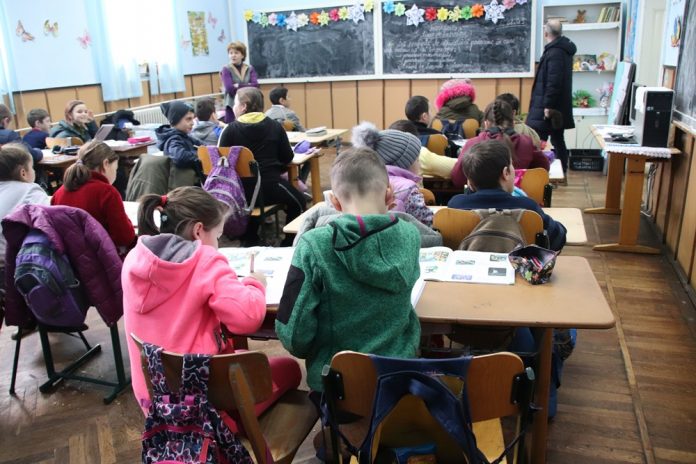 elevi-in-clasa-liceu-pomarla-2