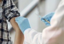 A început vaccinarea dascălilor. 74 de solicitări de la şcolile din Ţara Făgăraşului pentru 2 zile. Imunizarea se face la centrul de la Liceul teologic