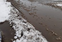 Foto. Municipiul Făgăraş sub asediul mocirlei. Străzile şi trotuarele necurăţate de zăpada îmbibată cu apă. Făgărăşenii se consideră umiliţi de Salco