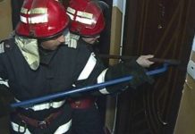 Salvată de vecini. O pensionară din Victoria, găsită inconştientă în casă de pompieri