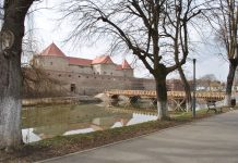 Foto. Podurile suspendate ale Cetăţii. ,,Podul de pe latura de nord va fi funcţional în aprilie” explică inginerul Vasile Culea