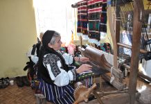Foto. La 80 de ani ţese ii şi cămăşi. Portul popular din Ţara Oltului, o istorie bine păstrată