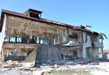 Foto si Video. La un pas de tragedie. O femeie cu 4 copii a locuit în clădirea care s-a prăbuşit. S-a mutat cu puţin timp înaintea incidentului