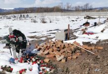 Foto. Mormânt profanat în cimitirul din Făgăraş. ,,Au dat foc la coroane şi au băut pe mormânt” spune bunica fetiţei decedate la doar 11 luni