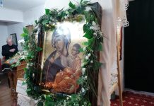 Foto. Icoana Maicii Domnului ,,Mângâietoarea” din Muntele Athos, la Biserica din cartierul Gării din Făgăraş