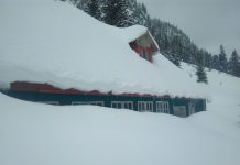 Cabana Valea Sâmbetei acoperită de zăpadă