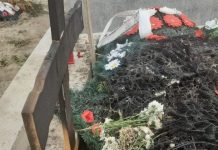 Foto. Încă un mormânt profanat în cimitirul nou din Făgăraş. Familia a depus plângere la Poliţia Făgăraş