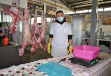 Târg de miei în Piaţa Agroalimentară din Făgăraş. Carnea de miel se vinde cu 37 lei/kg