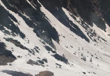 Pe Transfăgărăşan, între Bâlea Cascadă şi Bâlea Lac, se deszăpezeşte. Stratul de zăpadă are şi 5 m în unele locuri