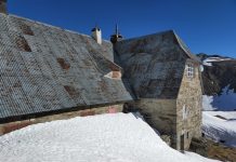 Foto. Cabana Podragul din Munţii Făgăraşului este sub zăpadă, dar se va deschide din iulie