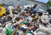 Video şi Foto. Controalele la depozitul de gunoaie clandestin de pe platforma chimică din Făgăraş au continuat. Se lasă cu sancţiuni