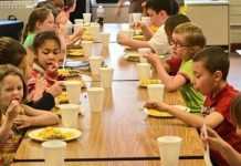 Masă caldă în şcolile din judeţ