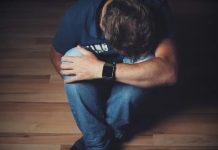 Un bărbat din Victoria a fost bătut crunt, violat şi şantajat de două cupluri din oraş. Făptaşii, trimişi în judecată