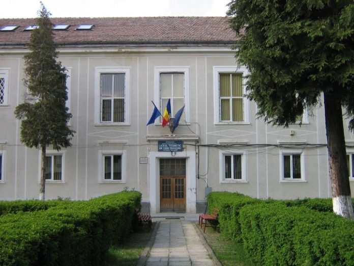 47315_145520245488124_6661669_n