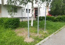 Proiect aspru contestat de făgărăşeni. Gunoiul menajer atârnat, la vedere, pe rasteluri