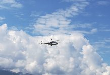 Se fac marcaje pe traseul de creastă din masivul Făgăraş. Pilonii sunt transportaţi cu elicopterul