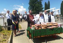 Foto şi video. Ziua eroilor, marcată în oraşul Victoria. Ceremonie la monumentul eroilor din cimitir