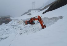 Foto. Deszăpezire pe Transfăgăgăşan. Între Bâlea Cascadă şi Bâlea Lac sunt ziduri şi de 8 metri de zăpadă