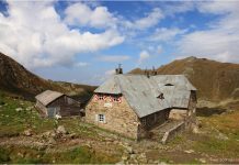 Cabana Podragu este aprovizionată cu 8 măgari. Cabana de la 2136 m altitudine se deschide la 1 iulie