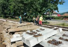 Foto. Trecerea la nivel cu calea ferată de la intrarea din Făgăraş se modernizează. CFR va monta bariere