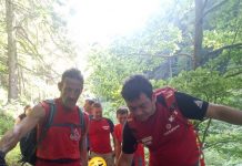 Foto. Turistă accidentată în Munţii Făgăraşului. Femeia a fost coborâtă din masiv de salvamontiştii din Victoria