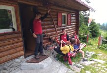 Foto. Învaţă să iubească muntele alături de salvamontişti. Un grup de elevi de la Clubul Copiilor Victoria, în tabără pe Valea Sâmbetei