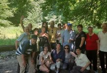 Foto. Bunicii de la azilul ,,Castanul” din Victoria, picnic în deal la Rucăr